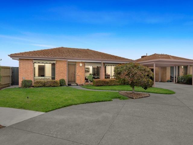 Relaxed Over 55s Living Beside the Botanic Gardens