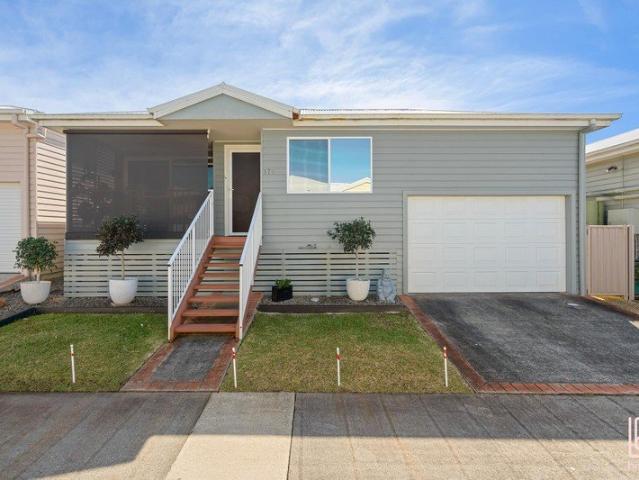 Relaxed Over 55s Living in a Sought After Lakeside Community