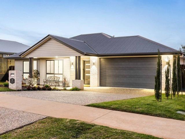 Relaxed Opulent Living with Modern Luxury & Stunning Mountain Views