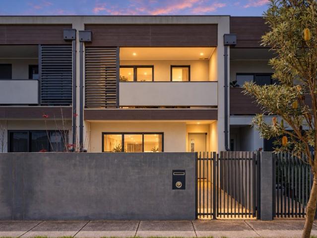 Relaxed Bayside Living with Balcony & Garage