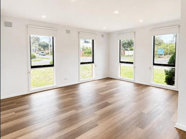 Relaxed Bayside Living with Everyday Convenience