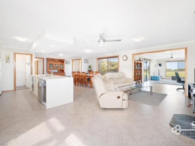 RELAXED BEACH LIFESTYLE WITH SEA VIEWS AND SHEDDING