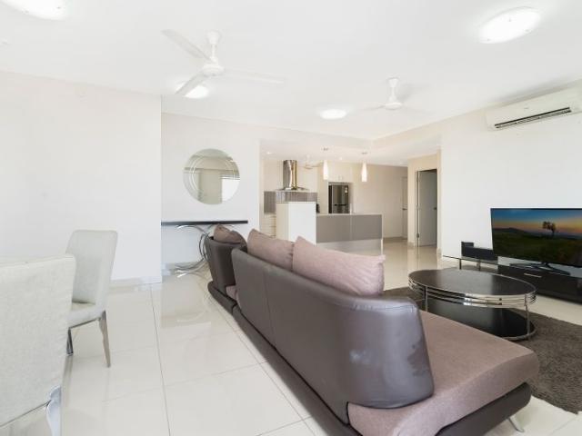 RELAXED CBD LIVING WITH STUNNING OCEAN VIEWS