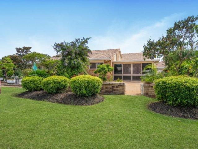 Relaxed Coastal Charm in a Quiet Complex Setting