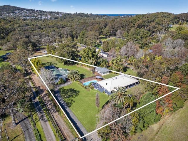 Relaxed coastal acreage with dual accommodation
