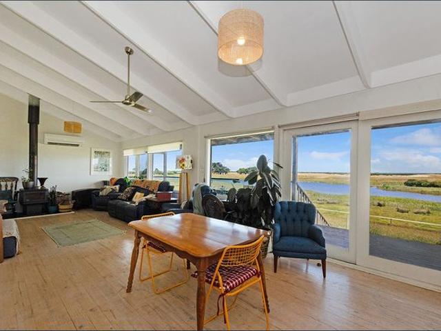 RELAXED COASTAL LIVING MOMENTS FROM THE BEACH