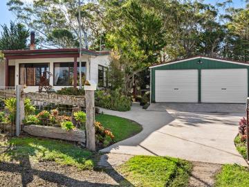 Relaxed Coastal Living on a Huge 1202sqm Parcel