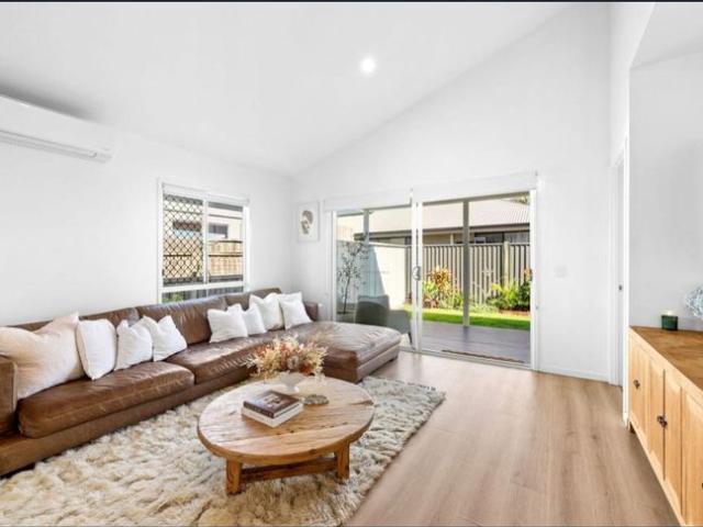 Relaxed Coastal Living in the Heart of Kawana Island