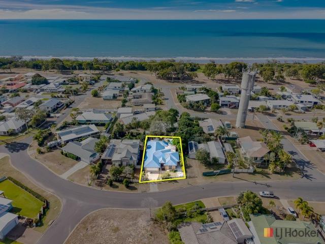 RELAXED COASTAL LIVING JUST MOMENTS FROM THE BEACH