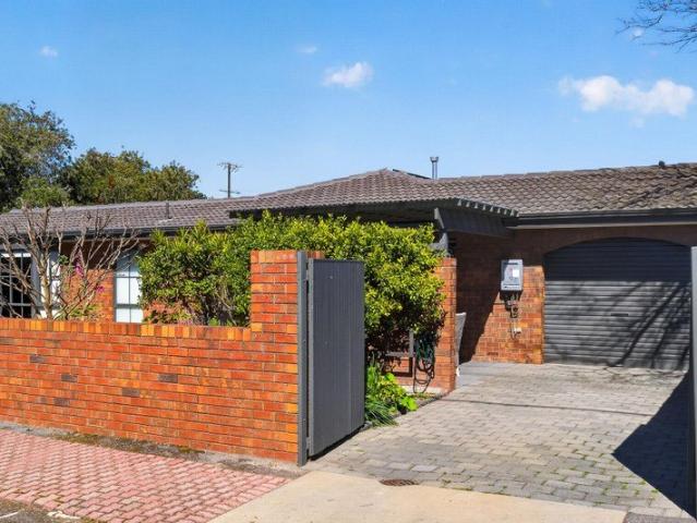 Relaxed Coastal Living, Just Moments from the Beach in Glenelg South
