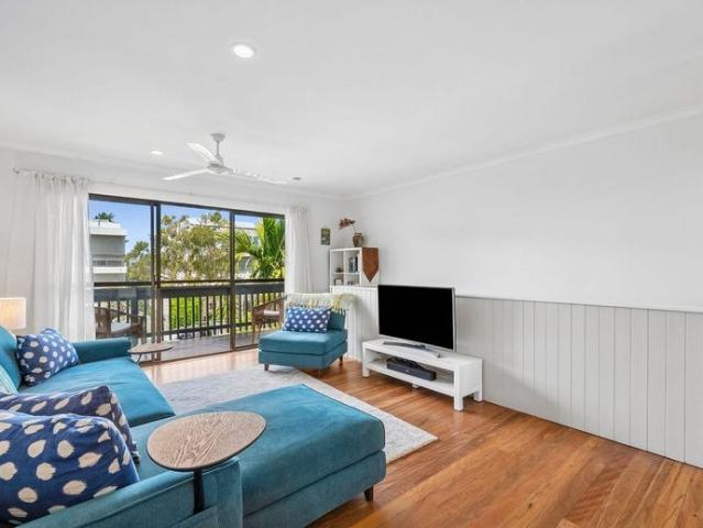 Relaxed Coastal Living – Renovated, Furnished & Walk‑Everywhere Location 6,9 or 12 month lease. Available Now