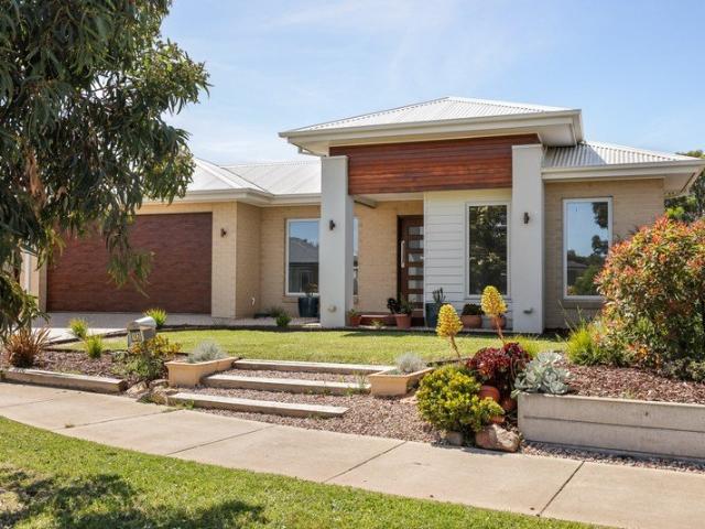 Relaxed Coastal Living with Space, Comfort & Convenience