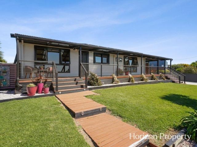 Relaxed Coastal Lifestyle With Sea Views