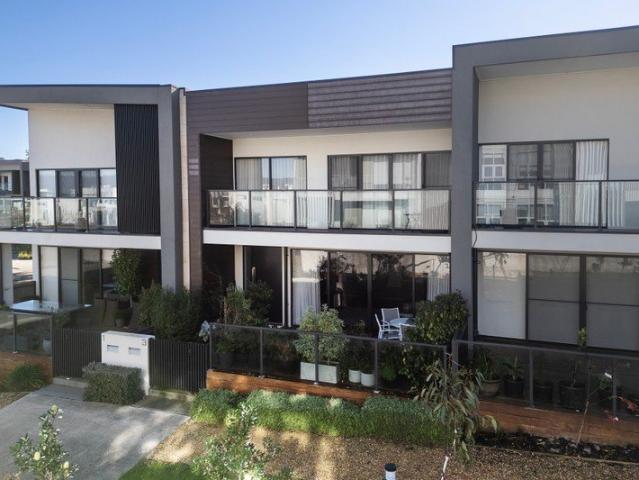 Relaxed Coastal Waterside Living
