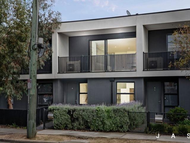 Relaxed Contemporary Living Meets City Fringe Convenience
