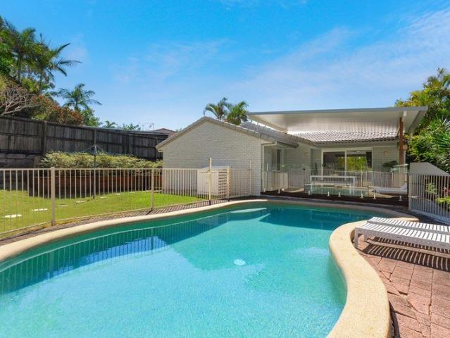 Relaxed family entertainer with saltwater pool and BBQ deck