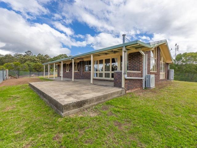 RELAXED FAMILY LIVING, ONLY 12 MINUTES TO TOWN!