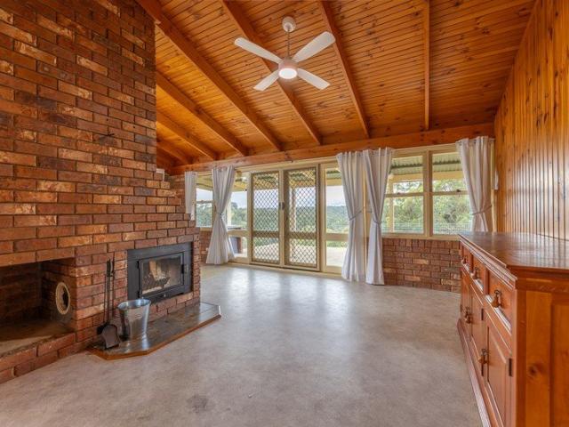 RELAXED FAMILY LIVING, ONLY 12 MINUTES TO TOWN!