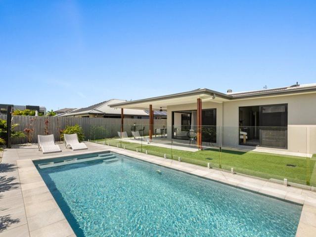 RELAXED FAMILY LIVING & READY TO MOVE STRAIGHT IN!