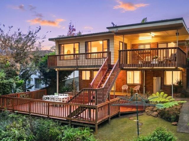 Relaxed Family Living with Bushland Backdrop