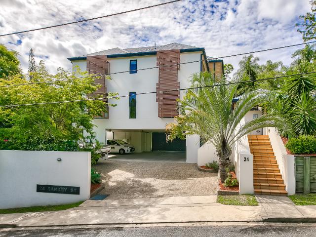 Relaxed Highgate Hill Living In A Quiet, Convenient Location