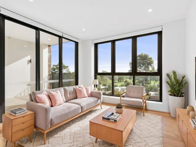 Relaxed Luxury Opposite the Beauty of Bundoora Park