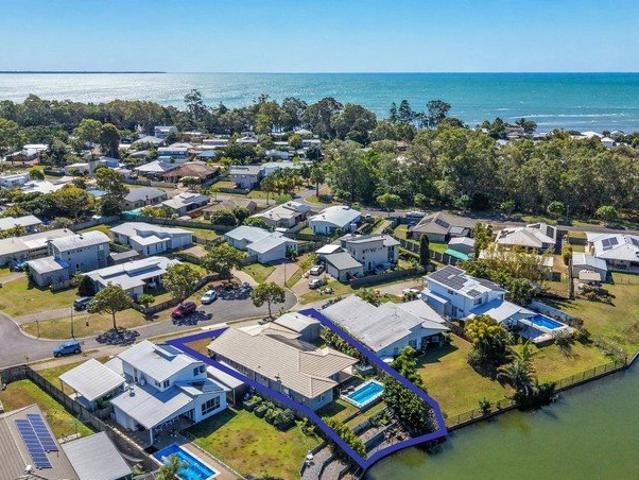 Relaxed Lakeside Living With Pool Just Minutes From The Beach