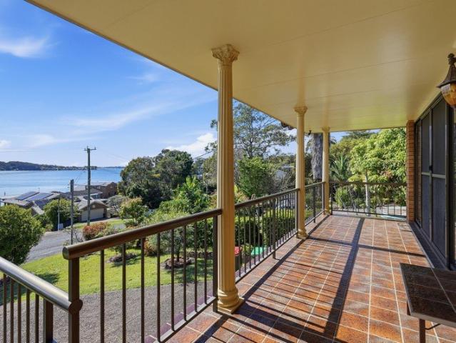 Relaxed Lakeside Living in Beautiful Fishing Point