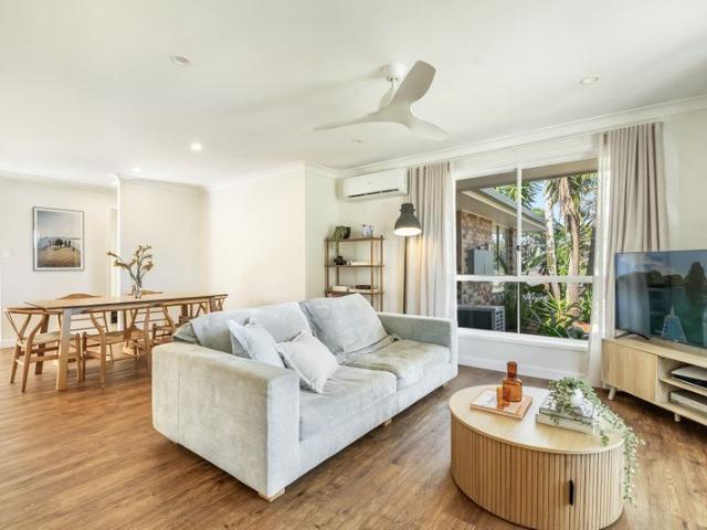 Relaxed lifestyle duplex: walk to Sharpes Beach and schools