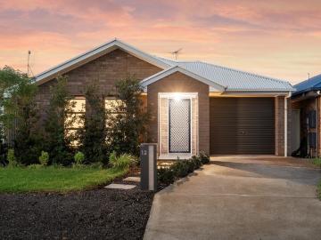 Relaxed Living with Outdoor Entertaining Appeal