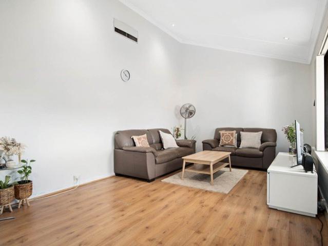 Relaxed Living with the Riverside Lifestyle Close By! Rossmoyne SHS Zone!