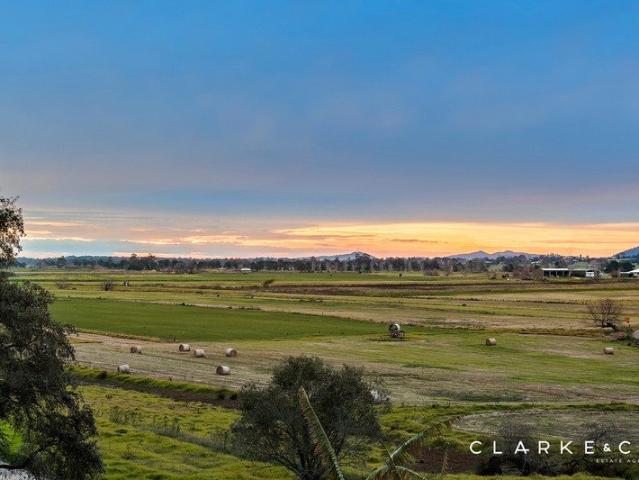 RELAXED LIVING WITH VIEWS TO REMEMBER!