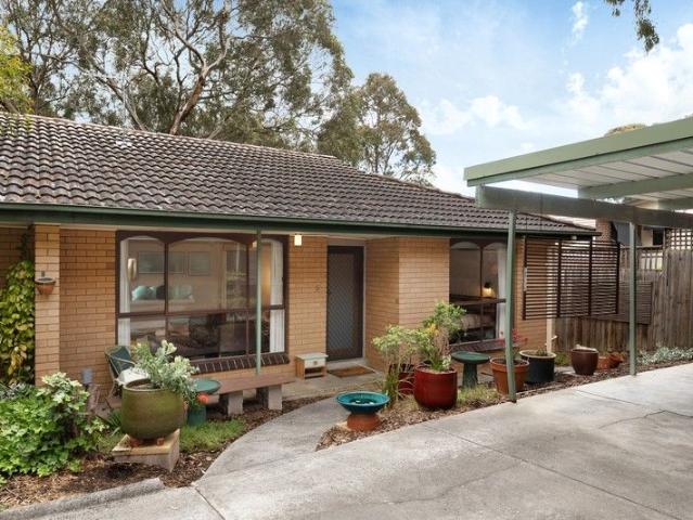 Relaxed Living, A Short Walk From The Station, Shops And Plaza