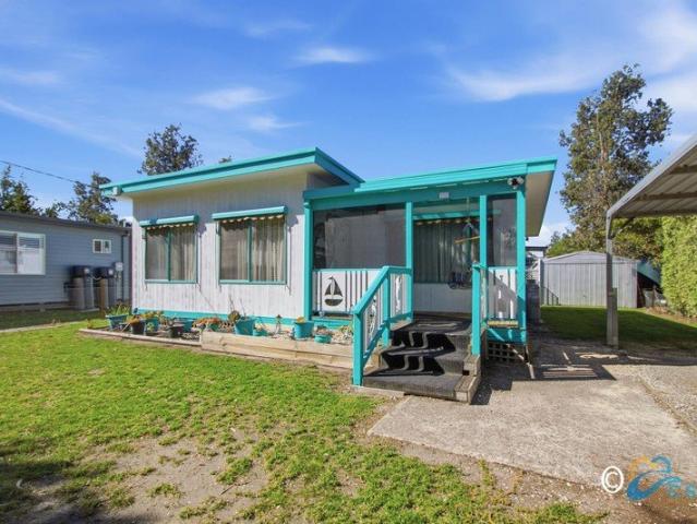 RELAXED LIVING CLOSE TO LAKE WITH STYLE, SPACE & COMFORT