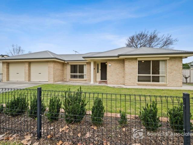 RELAXED LIVING IN A BRIGHT AND WELCOMING HOME