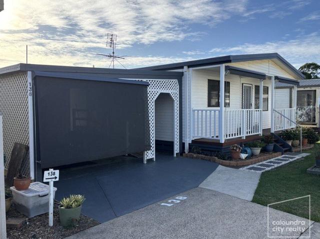 Relaxed Living in Palm Village just 5 minutes to the beach