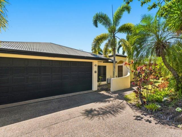 Relaxed Living, Poolside Privacy & Mountain Views