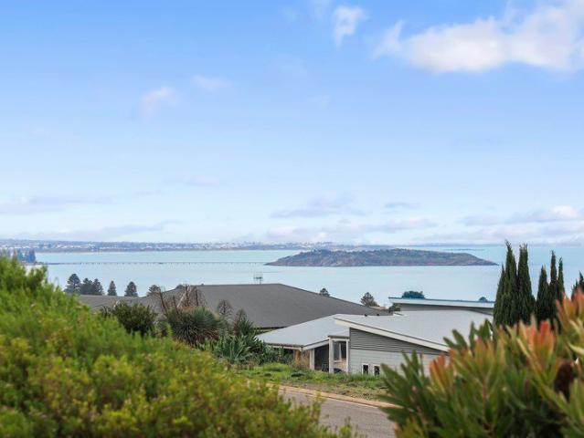 Relaxed Seaside Living with Panoramic Ocean Views!