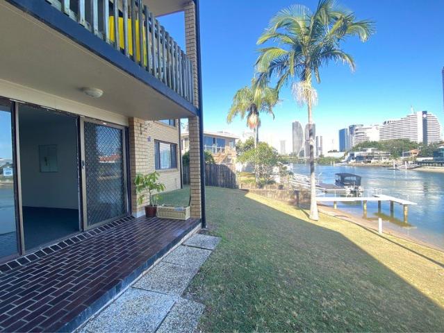 Relaxed, Serene Waterfront Living !