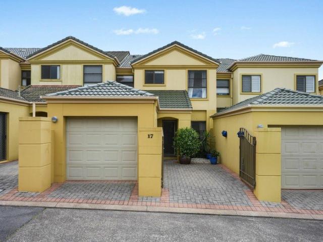 Relaxed Townhome In Robina Spacious Secure & Private Living In Sought After Coronation Gardens Move In Before Xmas!