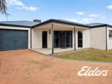 Relaxed Townhouse Living with Communal Pool Access