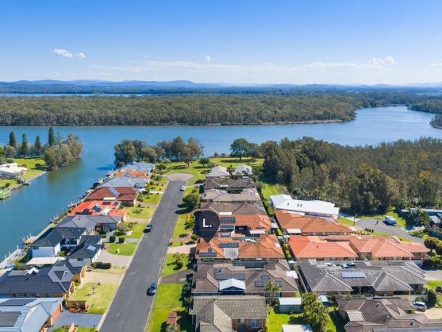 Relaxed Villa Living, Close to the Waterfront