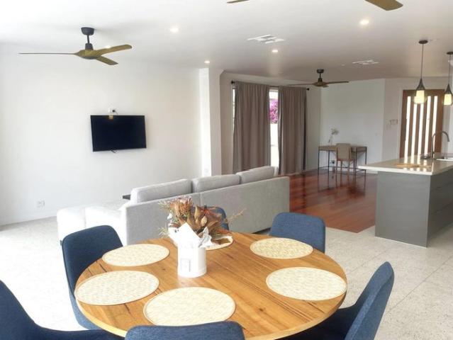 Relaxed Waterfront Living in Prestigious Hope Island