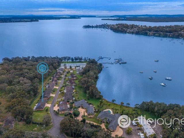 Relaxed Waterfront Living with Beautiful Lake Views