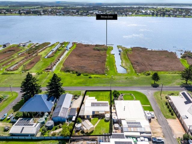 Relaxed Waterfront Living with Jetty and Stunning Views