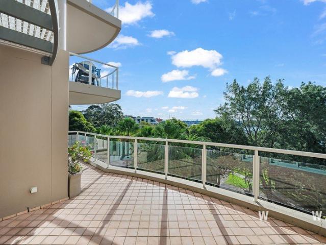 Relaxed Waterfront Living with Leafy Harbour Outlook
