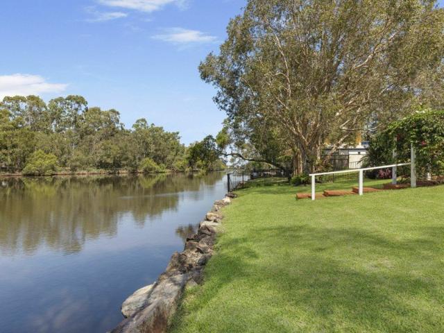 Relaxed Waterfront Living with Stunning Natural Outlook