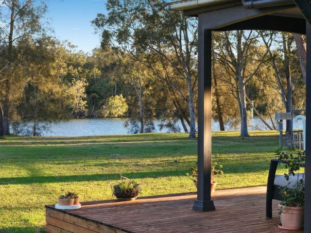 Relaxed waterside living