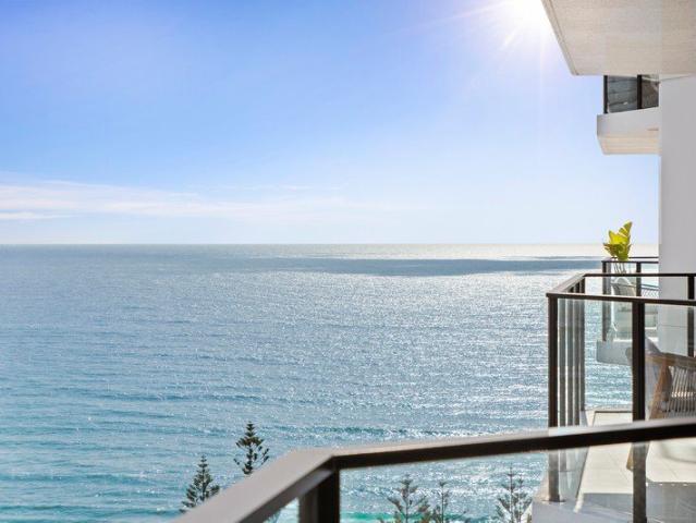 Relaxed Yet Refined Coastal Living, 100m from Burleigh Beach