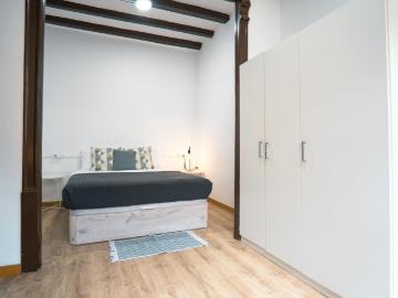 Relaxing double bedroom in El Raval